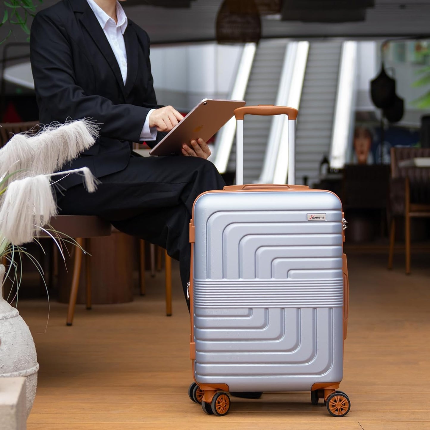 Romswi Expandable 22" Carry On Luggage,Hardshell Suitcase with Double Spinner Wheels for 20% More Space, Airline Approved Lightweight Hardside Luggage, Scratch-Resistant & YKK Zipper,Silver