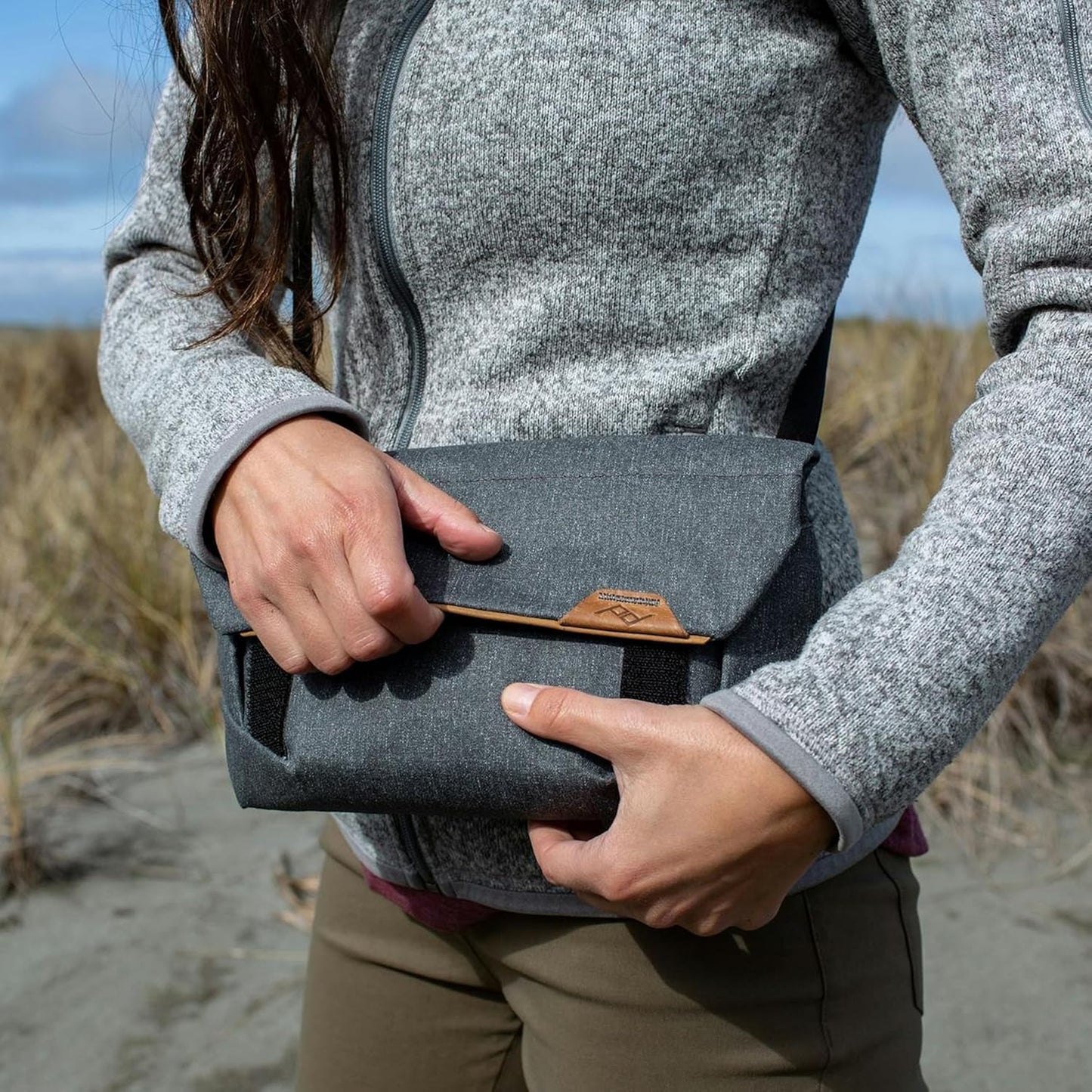 Peak Design Field Pouch V2, Charcoal, 2-in-1 Organizer and Sling Bag, Adjustable Shoulder Strap and Integrated Belt Loops, Weatherproof Nylon Canvas, Organizer Pouch or Carry Bag for Men and Women
